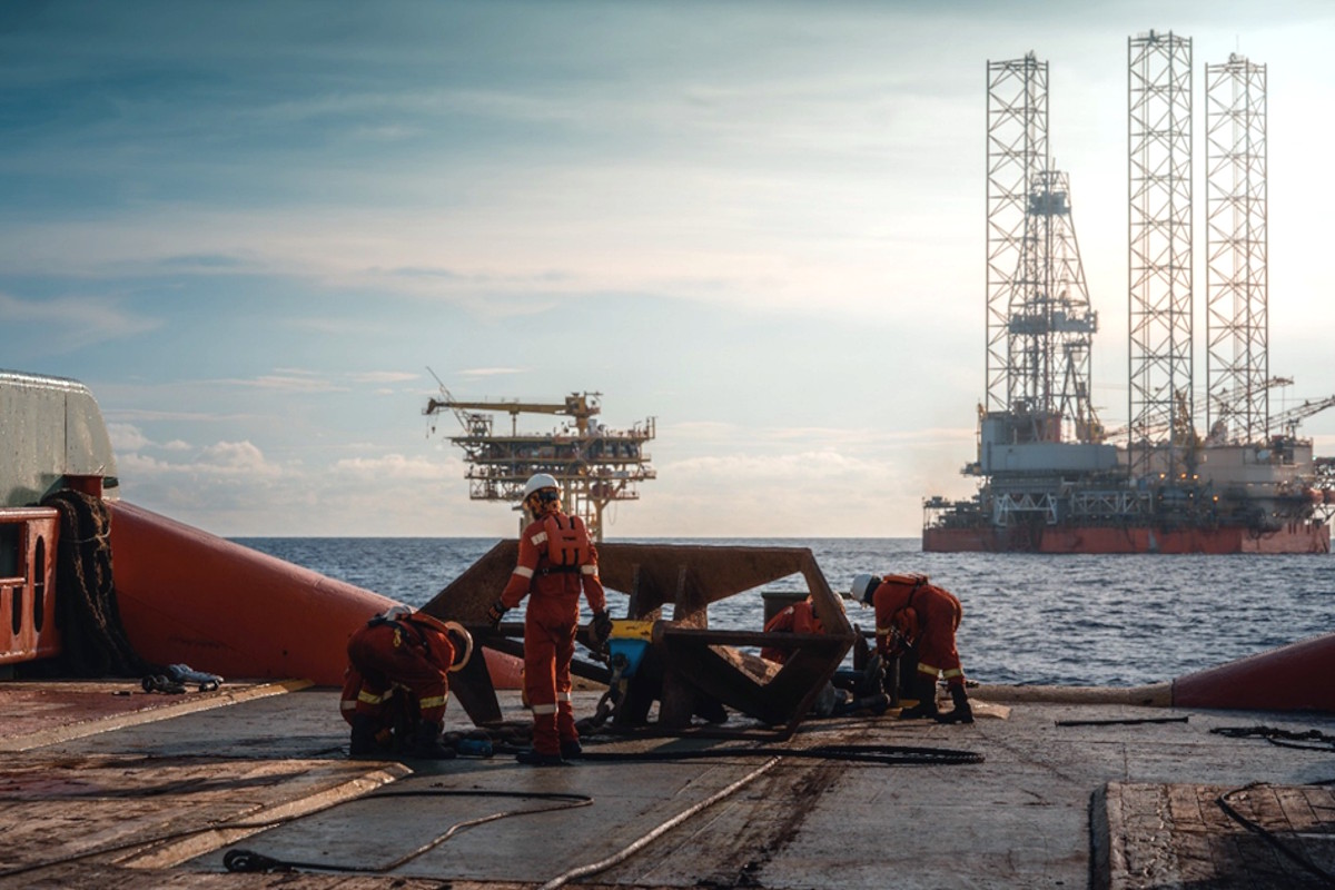 Offshore crew performing anchor handling operations before rig positioning